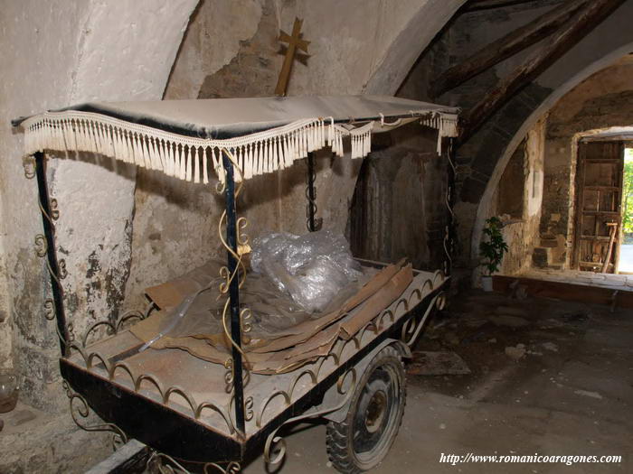 GALERÍA DESDE EL ESTE. CARRUAJE FÚNEBRE DE ÉPOCA